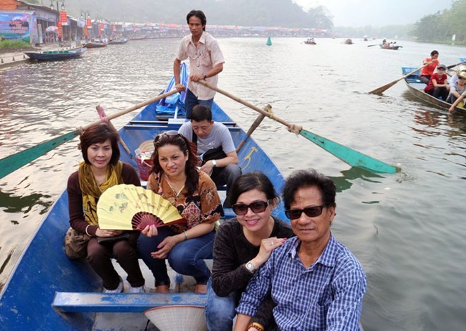 Danh ca Che Linh dua vo tre di van canh chua Huong-Hinh-2